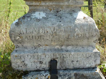 Détail du socle © Région Bourgogne-Franche-Comté, Inventaire du patrimoine Détail du socle © Région Bourgogne-Franche-Comté, Inventaire du patrimoine