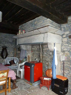 Cheminée située au rez-de-chaussée de la partie nord de la construction © Région Bourgogne-Franche-Comté, Inventaire du patrimoine Cheminée située au rez-de-chaussée de la partie nord de la construction © Région Bourgogne-Franche-Comté, Inventaire du patrimoine