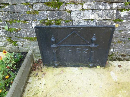 Plaque de cheminée datée  © Région Bourgogne-Franche-Comté, Inventaire du patrimoine Plaque de cheminée datée  © Région Bourgogne-Franche-Comté, Inventaire du patrimoine