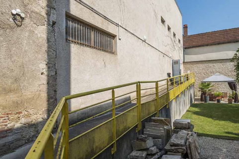 Façade est et organe de circulation extérieure de la cantine. © Région Bourgogne-Franche-Comté, Inventaire du patrimoine