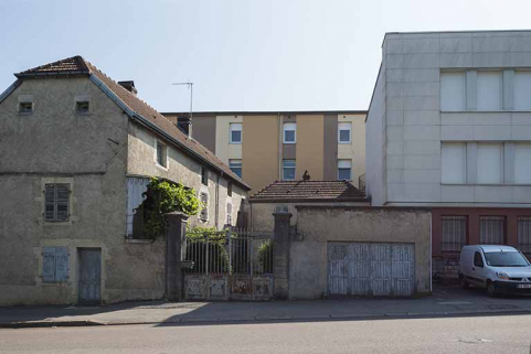 Détail de l'angle nord de la façade postérieure ouest sur la rue de l'arsenal. © Région Bourgogne-Franche-Comté, Inventaire du patrimoine