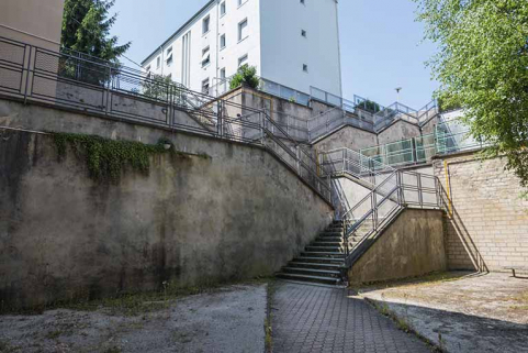 Escaliers entre la petite cour d'honneur et la cour. © Région Bourgogne-Franche-Comté, Inventaire du patrimoine