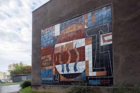 Oeuvre de Bizette sur le mur de la salle Follereau. © Région Bourgogne-Franche-Comté, Inventaire du patrimoine