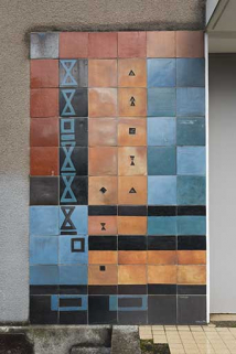 Oeuvre de Bizette. Détail du panneau gauche flanquant l'entrée. © Région Bourgogne-Franche-Comté, Inventaire du patrimoine