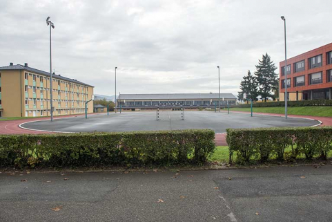 Stade entouré du pôle scientifique, de l'internat de garçons est et du gymnase. © Région Bourgogne-Franche-Comté, Inventaire du patrimoine