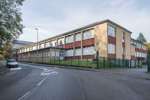 Angle nord-est de l'externat et sculpture de Thomann. © Région Bourgogne-Franche-Comté, Inventaire du patrimoine