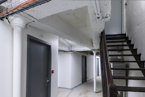 Entrepôt, soubassement : charpente en béton, poteaux en fonte et aménagements récents. © Région Bourgogne-Franche-Comté, Inventaire du patrimoine Entrepôt, soubassement : charpente en béton, poteaux en fonte et aménagements récents. © Région Bourgogne-Franche-Comté, Inventaire du patrimoine