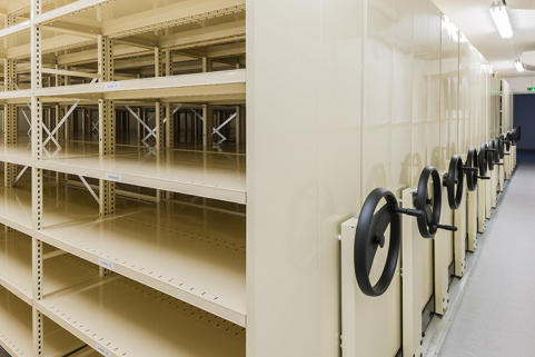 Entrepôt, 1er étage (partie surélevée) : rayonnages mobiles pour l'archivage. © Région Bourgogne-Franche-Comté, Inventaire du patrimoine Entrepôt, 1er étage (partie surélevée) : rayonnages mobiles pour l'archivage. © Région Bourgogne-Franche-Comté, Inventaire du patrimoine