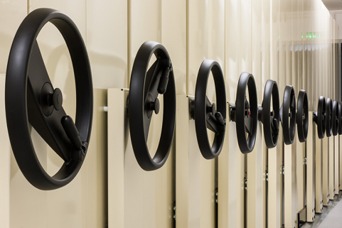 Entrepôt, 1er étage (partie surélevée) : volants des rayonnages mobiles. © Région Bourgogne-Franche-Comté, Inventaire du patrimoine Entrepôt, 1er étage (partie surélevée) : volants des rayonnages mobiles. © Région Bourgogne-Franche-Comté, Inventaire du patrimoine