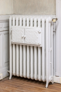 Bâtiment de l'administration, 1er étage : radiateur à chauffe-plat. © Région Bourgogne-Franche-Comté, Inventaire du patrimoine Bâtiment de l'administration, 1er étage : radiateur à chauffe-plat. © Région Bourgogne-Franche-Comté, Inventaire du patrimoine