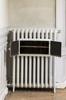 Bâtiment de l'administration, 1er étage : radiateur à chauffe-plat, avec chauffe-plat ouvert. © Région Bourgogne-Franche-Comté, Inventaire du patrimoine Bâtiment de l'administration, 1er étage : radiateur à chauffe-plat, avec chauffe-plat ouvert. © Région Bourgogne-Franche-Comté, Inventaire du patrimoine