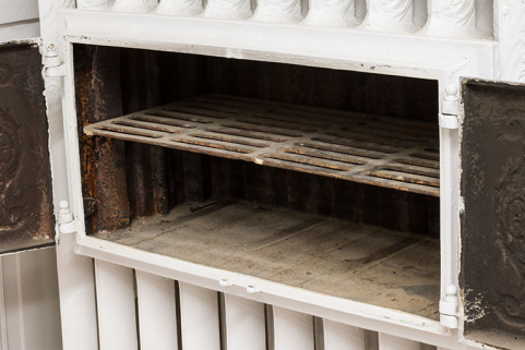 Bâtiment de l'administration, 1er étage : radiateur à chauffe-plat, détail du chauffe-plat. © Région Bourgogne-Franche-Comté, Inventaire du patrimoine Bâtiment de l'administration, 1er étage : radiateur à chauffe-plat, détail du chauffe-plat. © Région Bourgogne-Franche-Comté, Inventaire du patrimoine