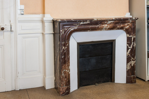 Bâtiment de l'administration, 1er étage : cheminée de l'ancienne salle à manger. © Région Bourgogne-Franche-Comté, Inventaire du patrimoine Bâtiment de l'administration, 1er étage : cheminée de l'ancienne salle à manger. © Région Bourgogne-Franche-Comté, Inventaire du patrimoine