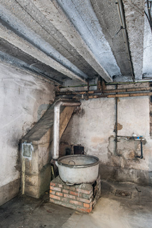 Bâtiment de l'administration, sous-sol : buanderie et son chaudron à lessive. © Région Bourgogne-Franche-Comté, Inventaire du patrimoine Bâtiment de l'administration, sous-sol : buanderie et son chaudron à lessive. © Région Bourgogne-Franche-Comté, Inventaire du patrimoine