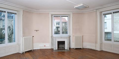 Bâtiment de l'administration, 1er étage : ancien salon puis salle de réunion. © Région Bourgogne-Franche-Comté, Inventaire du patrimoine Bâtiment de l'administration, 1er étage : ancien salon puis salle de réunion. © Région Bourgogne-Franche-Comté, Inventaire du patrimoine