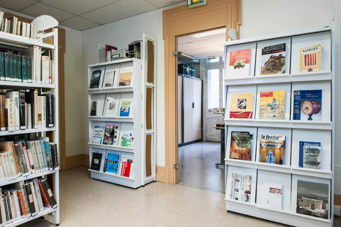 Bâtiment de l'administration, rez-de-chaussée : ancienne salle de réunion (actuel centre de documentation du service Inventaire et Patrimoine). © Région Bourgogne-Franche-Comté, Inventaire du patrimoine Bâtiment de l'administration, rez-de-chaussée : ancienne salle de réunion (actuel centre de documentation du service Inventaire et Patrimoine). © Région Bourgogne-Franche-Comté, Inventaire du patrimoine