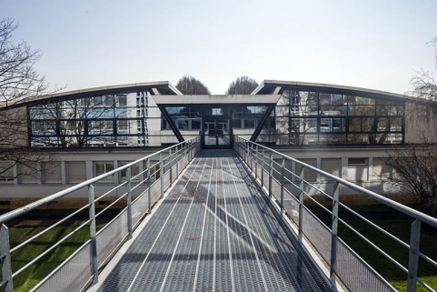 Passerelle menant de l'externat au bâtiment de l'administration. © Région Bourgogne-Franche-Comté, Inventaire du patrimoine