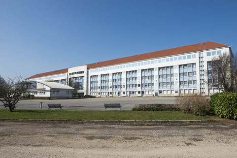 Vue générale de l'externat et de l'administration depuis la cour est. © Région Bourgogne-Franche-Comté, Inventaire du patrimoine
