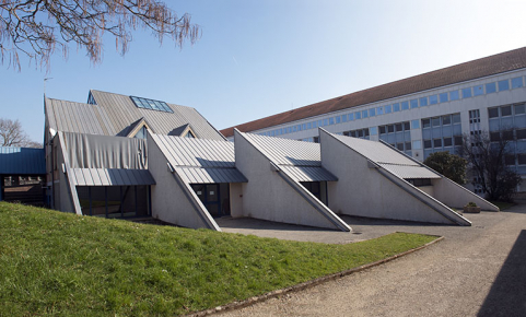 Vue du centre de documentation et d'information depuis le nord-ouest et façade postérieure de l'externat. © Région Bourgogne-Franche-Comté, Inventaire du patrimoine