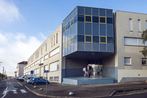 La sculpture et les façades sud-est du lycée rue de la prévoyance. © Région Bourgogne-Franche-Comté, Inventaire du patrimoine