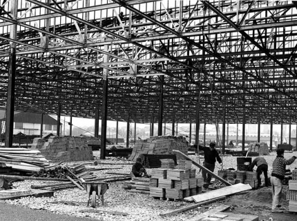 Ossature métallique d'un atelier en construction (1). © Région Bourgogne-Franche-Comté, Inventaire du patrimoine Ossature métallique d'un atelier en construction (1). © Région Bourgogne-Franche-Comté, Inventaire du patrimoine