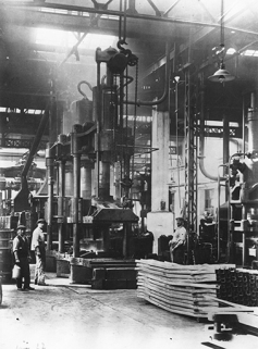 Atelier des presses. Emboutissage des longerons. © Région Bourgogne-Franche-Comté, Inventaire du patrimoine Atelier des presses. Emboutissage des longerons. © Région Bourgogne-Franche-Comté, Inventaire du patrimoine