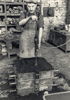 Chantier de moulage. Utilisation du fouloir sur un châssis. © Région Bourgogne-Franche-Comté, Inventaire du patrimoine Chantier de moulage. Utilisation du fouloir sur un châssis. © Région Bourgogne-Franche-Comté, Inventaire du patrimoine