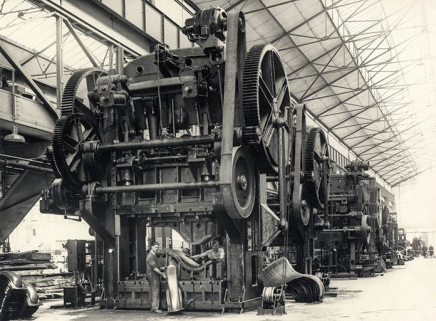 Presses de 600 t. Emboutissage des ailes de 201. © Région Bourgogne-Franche-Comté, Inventaire du patrimoine Presses de 600 t. Emboutissage des ailes de 201. © Région Bourgogne-Franche-Comté, Inventaire du patrimoine