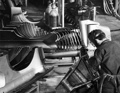 Soudage de pièces de carrosserie. © Région Bourgogne-Franche-Comté, Inventaire du patrimoine Soudage de pièces de carrosserie. © Région Bourgogne-Franche-Comté, Inventaire du patrimoine