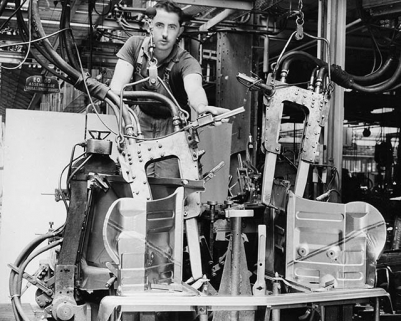 Soudage de pièces de carrosserie. © Région Bourgogne-Franche-Comté, Inventaire du patrimoine Soudage de pièces de carrosserie. © Région Bourgogne-Franche-Comté, Inventaire du patrimoine