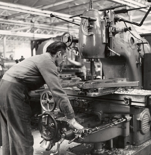Opérateur sur fraiseuse. © Région Bourgogne-Franche-Comté, Inventaire du patrimoine Opérateur sur fraiseuse. © Région Bourgogne-Franche-Comté, Inventaire du patrimoine