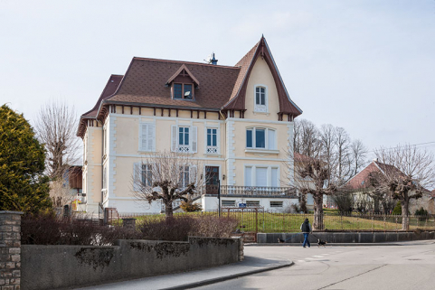 Une maison de maître de 1886 : l'atelier Chatelain-Corneille puis Beaumann et Chatelain, puis usine de montres Brulard Frères (28 Grande Rue). © Région Bourgogne-Franche-Comté, Inventaire du patrimoine Une maison de maître de 1886 : l'atelier Chatelain-Corneille puis Beaumann et Chatelain, puis usine de montres Brulard Frères (28 Grande Rue). © Région Bourgogne-Franche-Comté, Inventaire du patrimoine