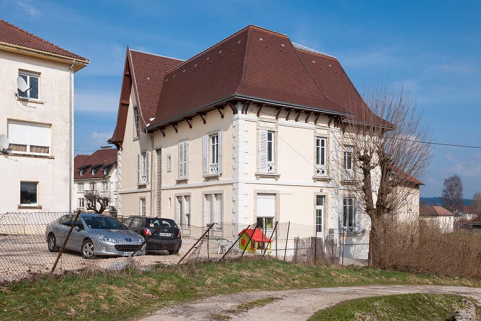 Logement patronal : façade postérieure, de trois quarts droite. © Région Bourgogne-Franche-Comté, Inventaire du patrimoine Logement patronal : façade postérieure, de trois quarts droite. © Région Bourgogne-Franche-Comté, Inventaire du patrimoine