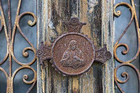 Entrée principale : fragment de crucifix fixé sur la porte. © Région Bourgogne-Franche-Comté, Inventaire du patrimoine