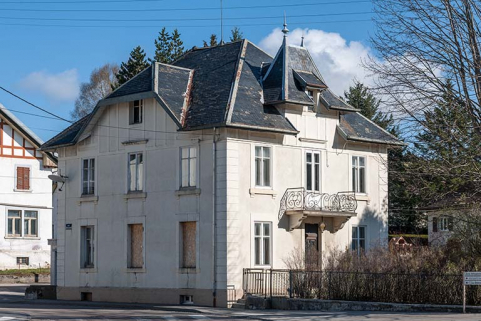 Premier bâtiment (logement patronal) au 2 rue Victor Hugo, vu du sud. © Région Bourgogne-Franche-Comté, Inventaire du patrimoine Premier bâtiment (logement patronal) au 2 rue Victor Hugo, vu du sud. © Région Bourgogne-Franche-Comté, Inventaire du patrimoine