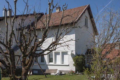 Façade postérieure du bâtiment d'origine (ouverte de fenêtres multiples), de trois quarts droite. © Région Bourgogne-Franche-Comté, Inventaire du patrimoine Façade postérieure du bâtiment d'origine (ouverte de fenêtres multiples), de trois quarts droite. © Région Bourgogne-Franche-Comté, Inventaire du patrimoine