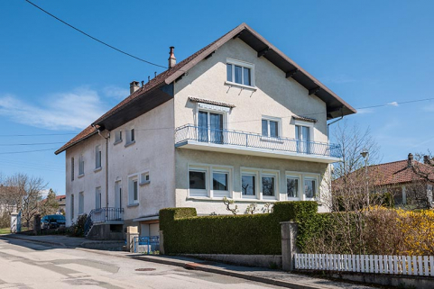 Façade antérieure, de trois quarts droite. Bâtiment d'origine à gauche, extension à droite (montrant les fenêtres horlogères de l'atelier). © Région Bourgogne-Franche-Comté, Inventaire du patrimoine Façade antérieure, de trois quarts droite. Bâtiment d'origine à gauche, extension à droite (montrant les fenêtres horlogères de l'atelier). © Région Bourgogne-Franche-Comté, Inventaire du patrimoine