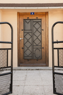 Maison et atelier de Marc Morel (au n° 4) : monogramme ornant l'entrée. © Région Bourgogne-Franche-Comté, Inventaire du patrimoine