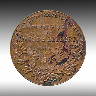 Médaille décernée à Jules Patois pour sa participation à la course à pied de Paris à Belfort du 5 au 10 juin 1892 (revers). © Région Bourgogne-Franche-Comté, Inventaire du patrimoine Médaille décernée à Jules Patois pour sa participation à la course à pied de Paris à Belfort du 5 au 10 juin 1892 (revers). © Région Bourgogne-Franche-Comté, Inventaire du patrimoine