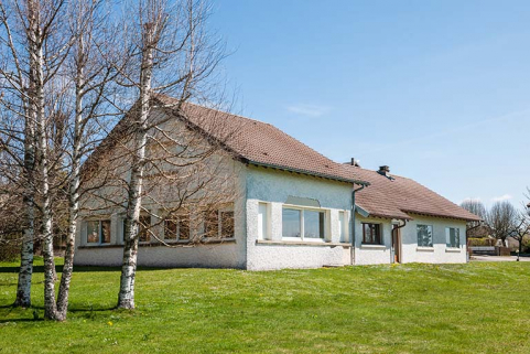 Vue d'ensemble, depuis l'ouest (façades postérieure et latérale gauche). © Région Bourgogne-Franche-Comté, Inventaire du patrimoine