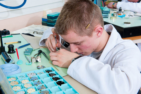 Horloger au travail. © Région Bourgogne-Franche-Comté, Inventaire du patrimoine