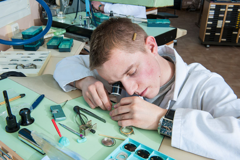 Horloger au travail. © Région Bourgogne-Franche-Comté, Inventaire du patrimoine