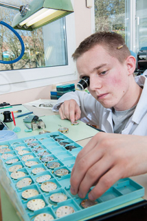 Horloger au travail. © Région Bourgogne-Franche-Comté, Inventaire du patrimoine