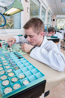 Horloger au travail. © Région Bourgogne-Franche-Comté, Inventaire du patrimoine
