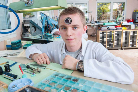 Horloger muni de sa loupe (appelée microsocope ou " microsse "). © Région Bourgogne-Franche-Comté, Inventaire du patrimoine