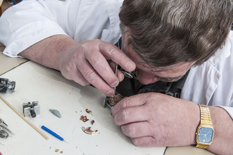 Horloger au travail. © Région Bourgogne-Franche-Comté, Inventaire du patrimoine