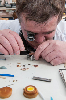Horloger au travail. © Région Bourgogne-Franche-Comté, Inventaire du patrimoine