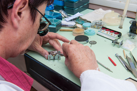 Horlogère au travail. © Région Bourgogne-Franche-Comté, Inventaire du patrimoine