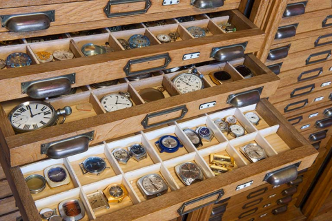 Layette d'horloger : tiroirs ouverts présentant montres et mouvements. © Région Bourgogne-Franche-Comté, Inventaire du patrimoine