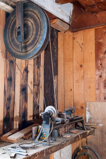 Ferme : tour à bois à marchepied de l'atelier. © Région Bourgogne-Franche-Comté, Inventaire du patrimoine